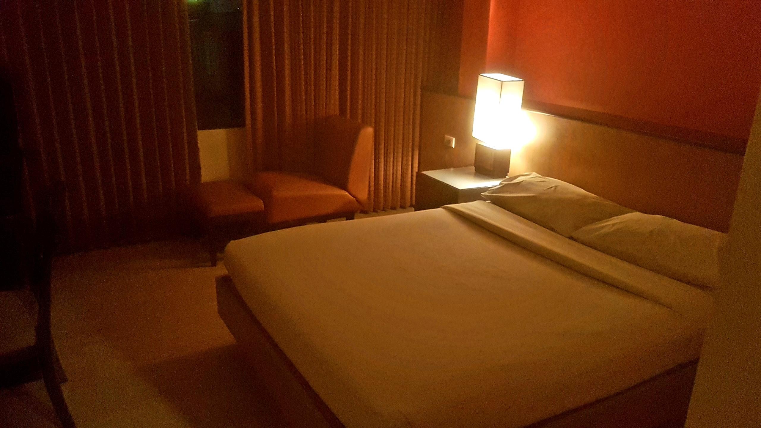 Chambre sobre mais peu chaleureuse