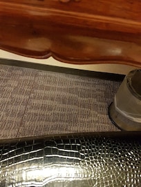 桌子下方有雕花,坐在椅子上,腳要伸進去很困難。