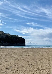 Stranden 1,4 km. fra hotellet.