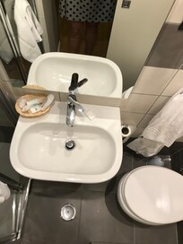 En meget stor vask det gjorde det svært at komme på toilet,