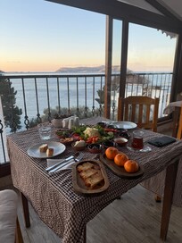 A fabulous Breakfast on the roof terrace .