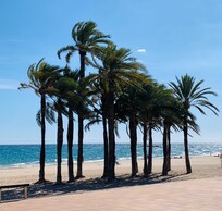 Boendet ligger endast ett par minuter från den underbara stranden och strandpromenaden och endast 50 m från gågator med butiker och restauranger.
