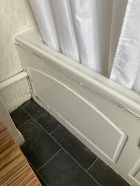 Bathroom - tatty