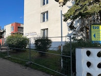The fence all around the hotel.