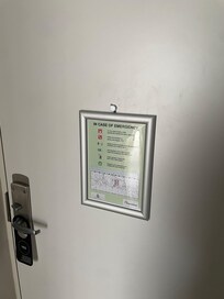 Innsiden av døren til rommet