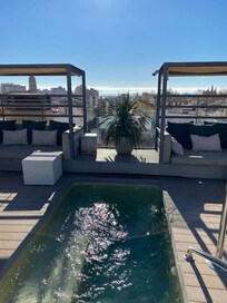 Takterrassens lilla tempererade saltvattenspool.