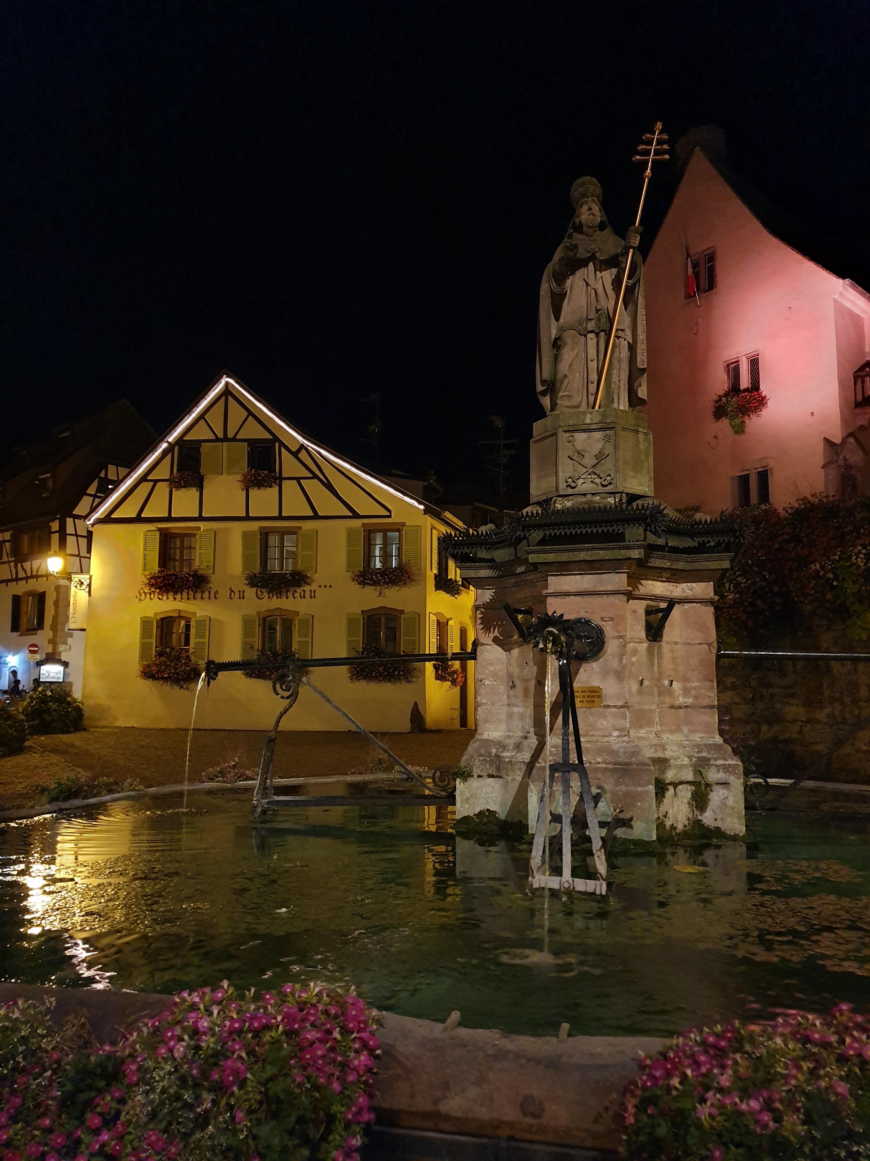 Hotel bei Nacht