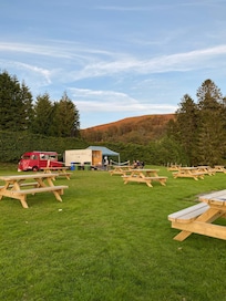 Outside bar and picnic area - excellent idea during this pandemic.
