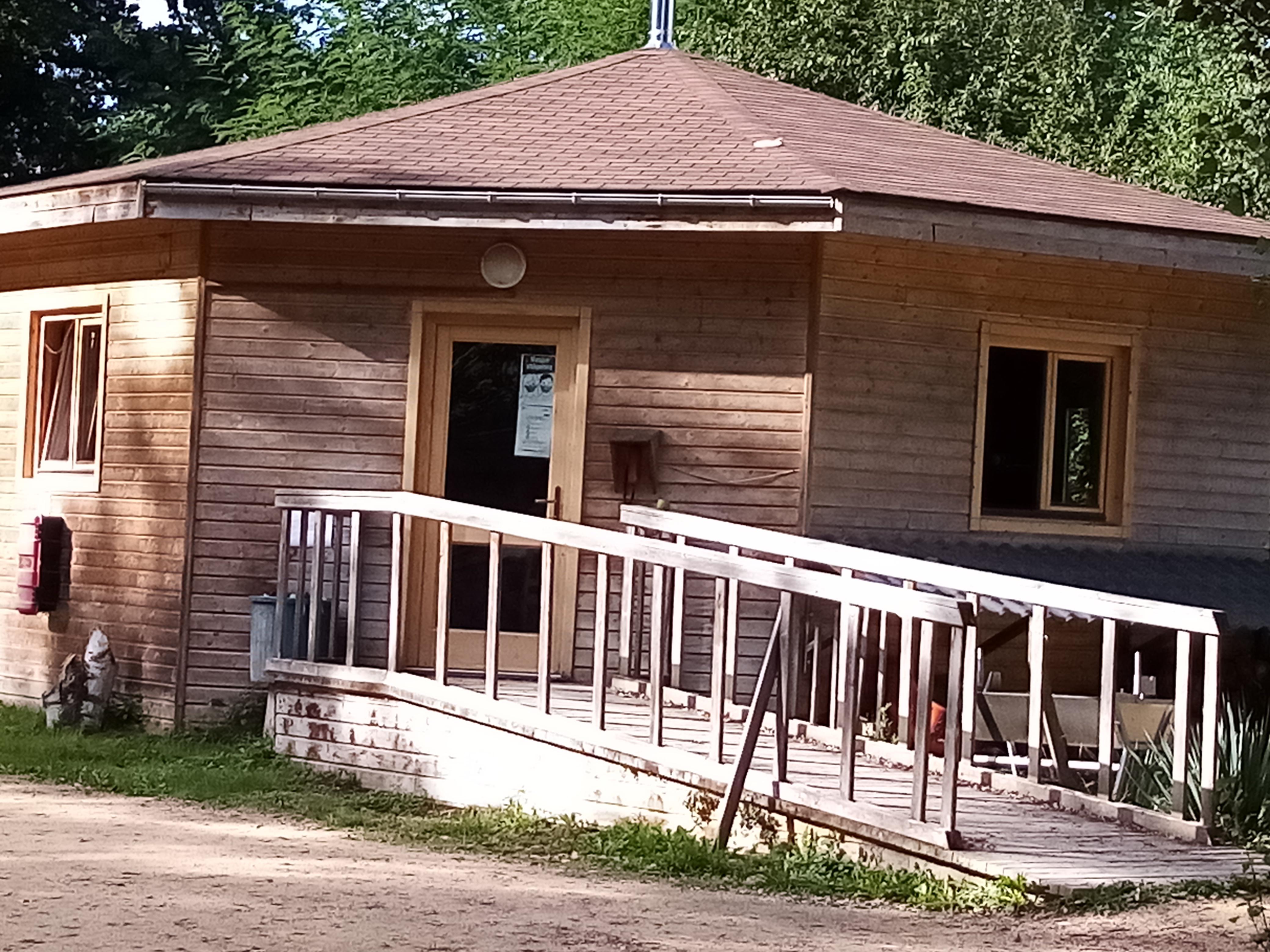 Salle de télévision et de partage avec possibilité de cuisiner en groupe. 