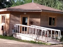 Salle de télévision et de partage avec possibilité de cuisiner en groupe.