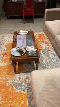 A limpeza era só arrumar a cama, nada de tirar o serviço de quarto ou trocar as toalhas