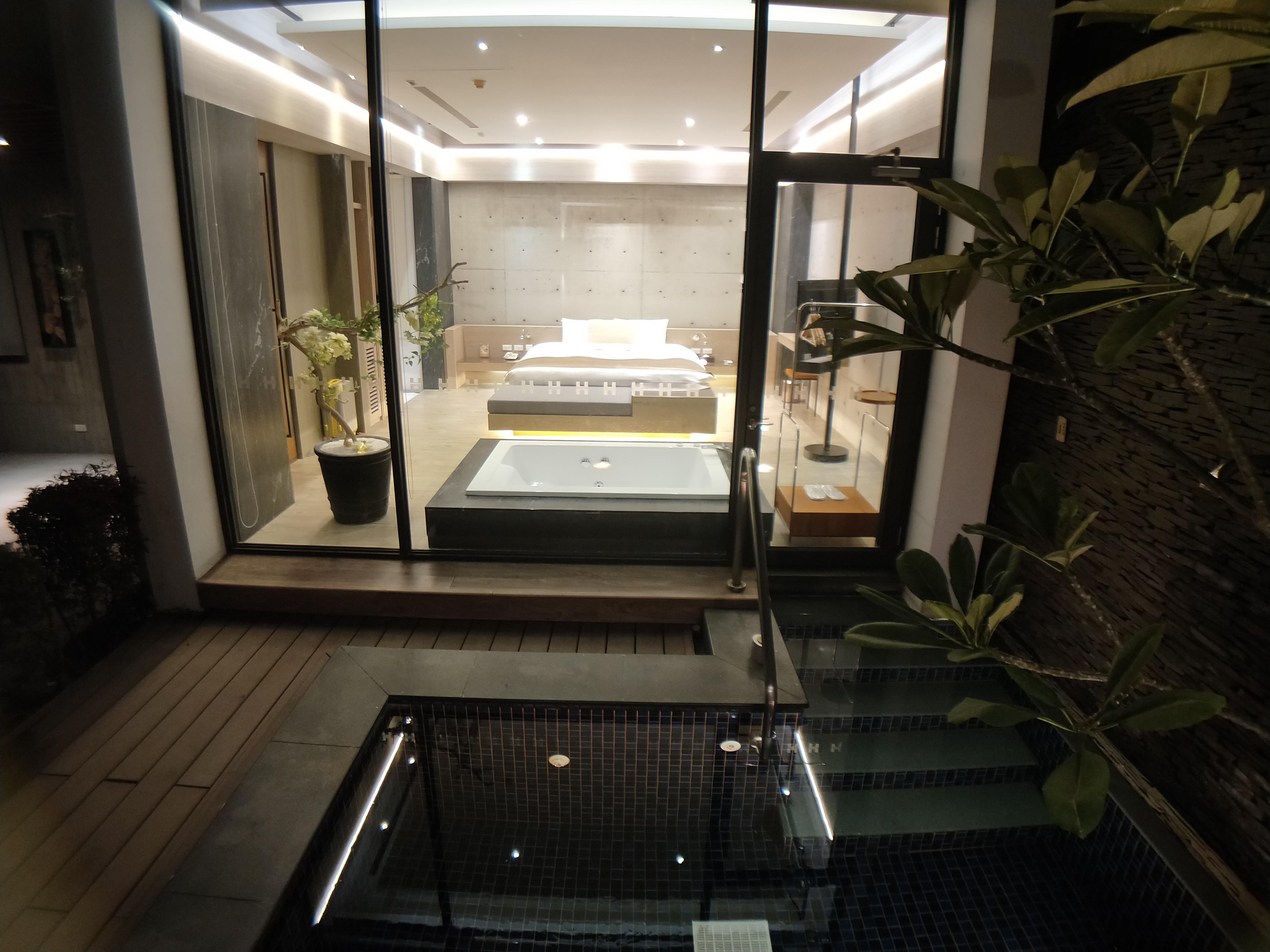 室內室外空間都超大 落地窗一覽無遺也很喜歡