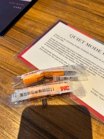 Hörschutz liegt im Zimmer bereit, um die Baustelle  abzumildern.