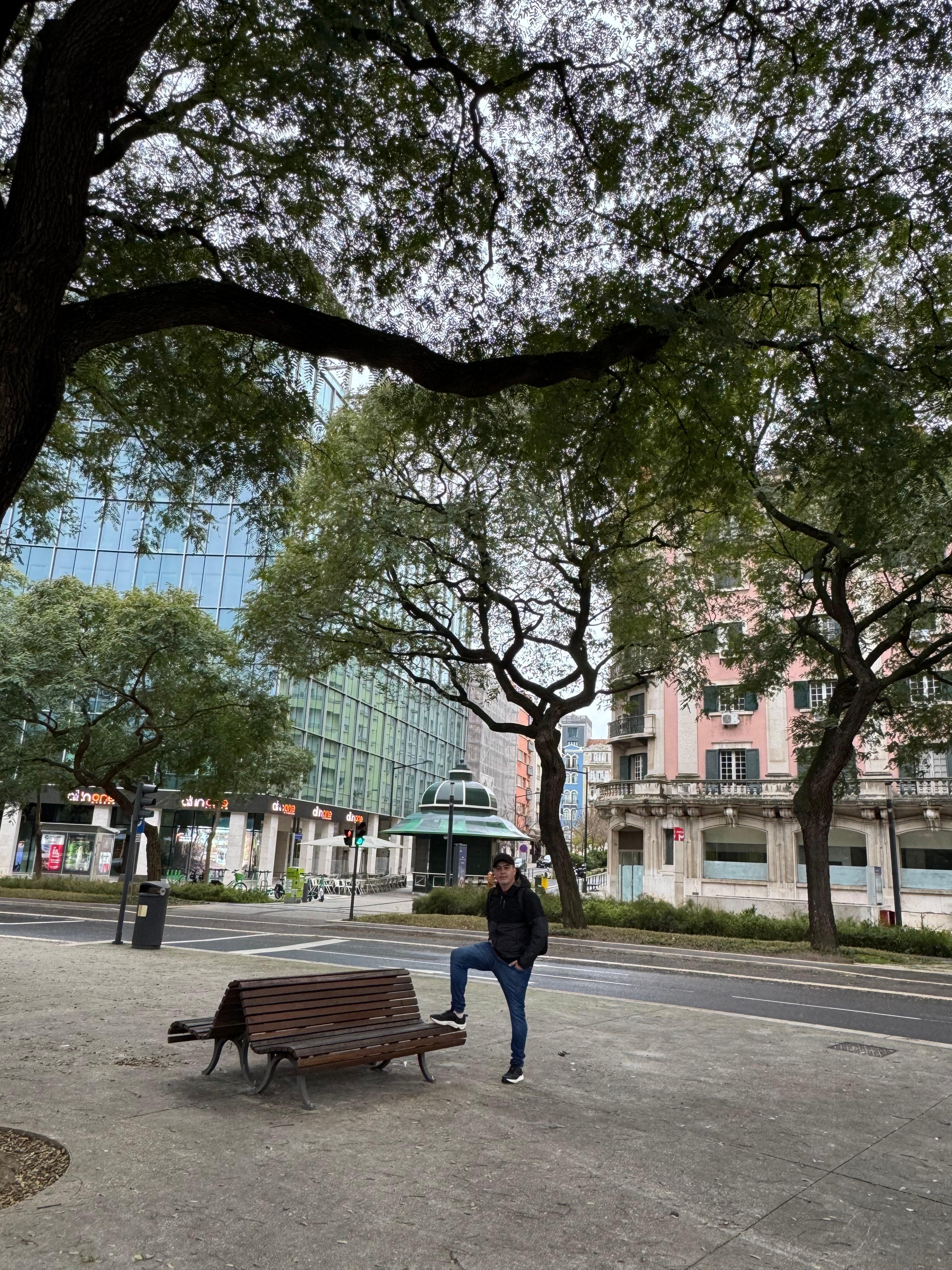 Na praça próximo do hotel. Praça com várias linhas de ônibus e metrô.