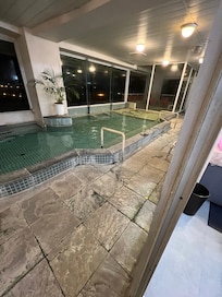 たまたま男湯に誰もいなかったので写真を撮りました。
奥に露天風呂、遠赤外線タイプのサウナも有り。