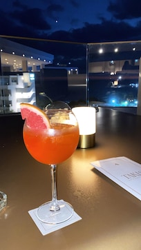 Nydelige drinker i baren