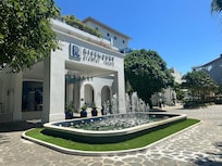 분수가 있는 리조트입구