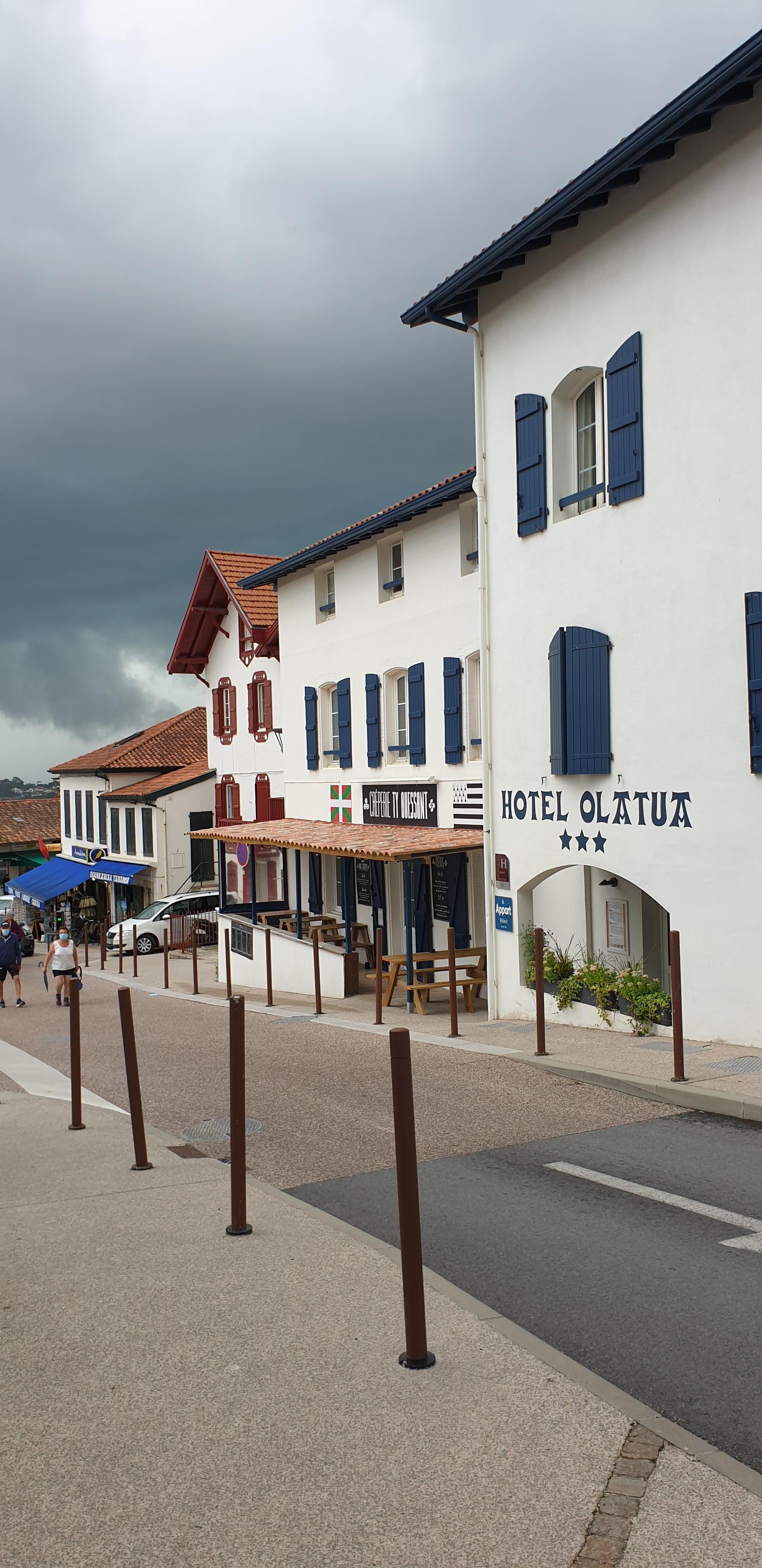 Rue ou se trouve l'hôtel, le centre ville est au bout de la rue a 100m