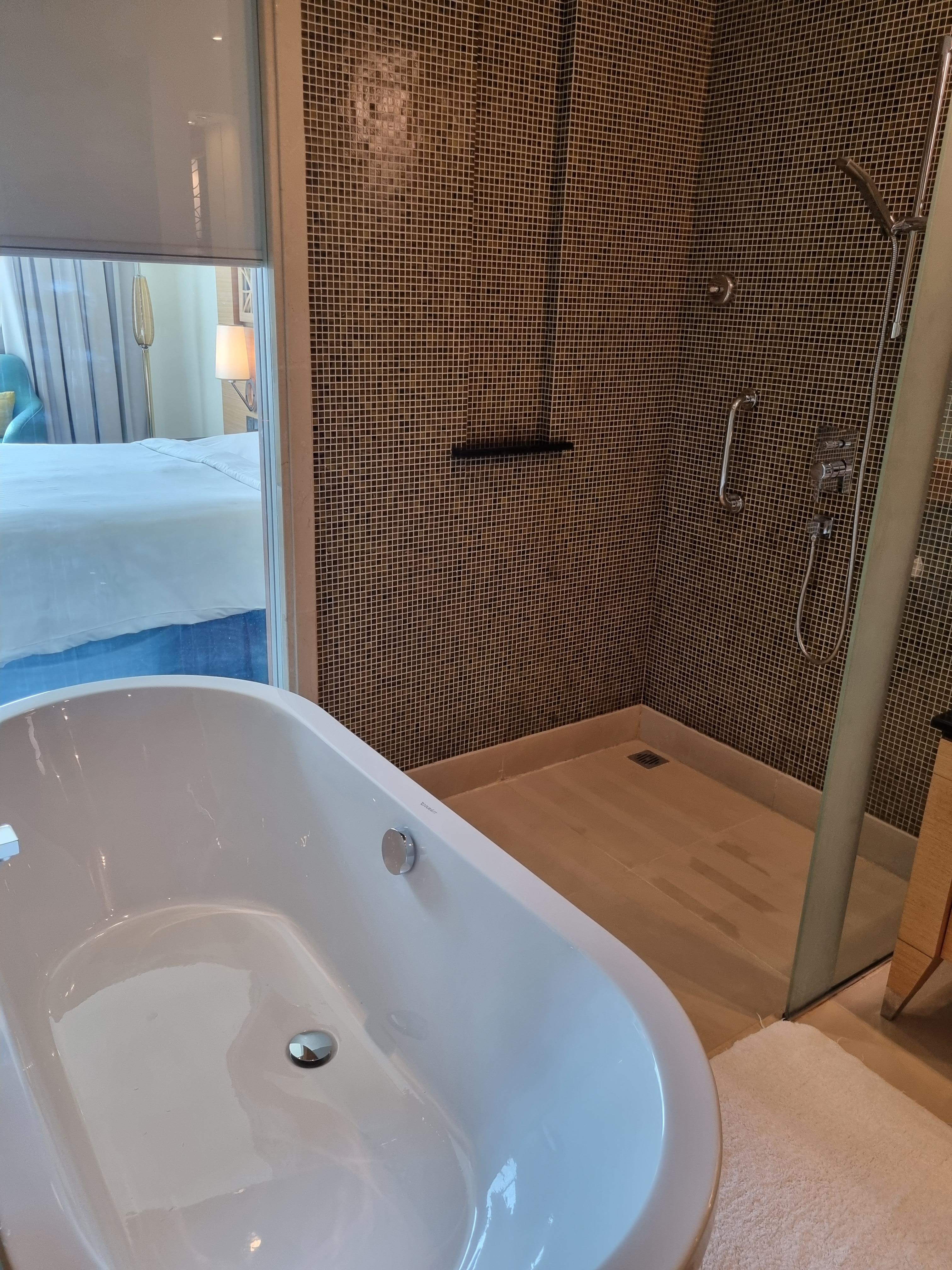 불편한 샤워부스