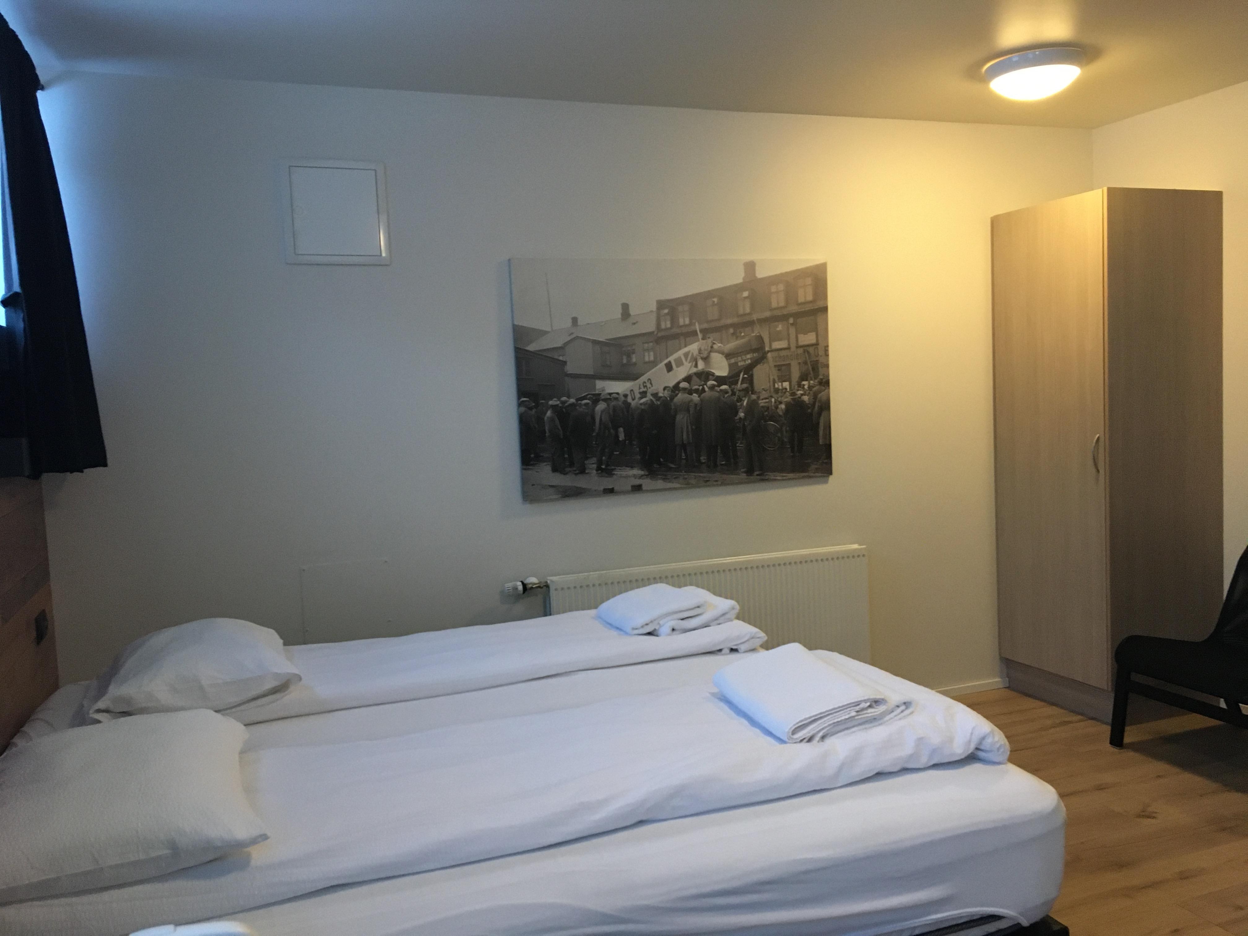 部屋左：ベッド