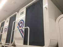 Espace privé avec lit très confortable et un coffre fort pour ses affaires
