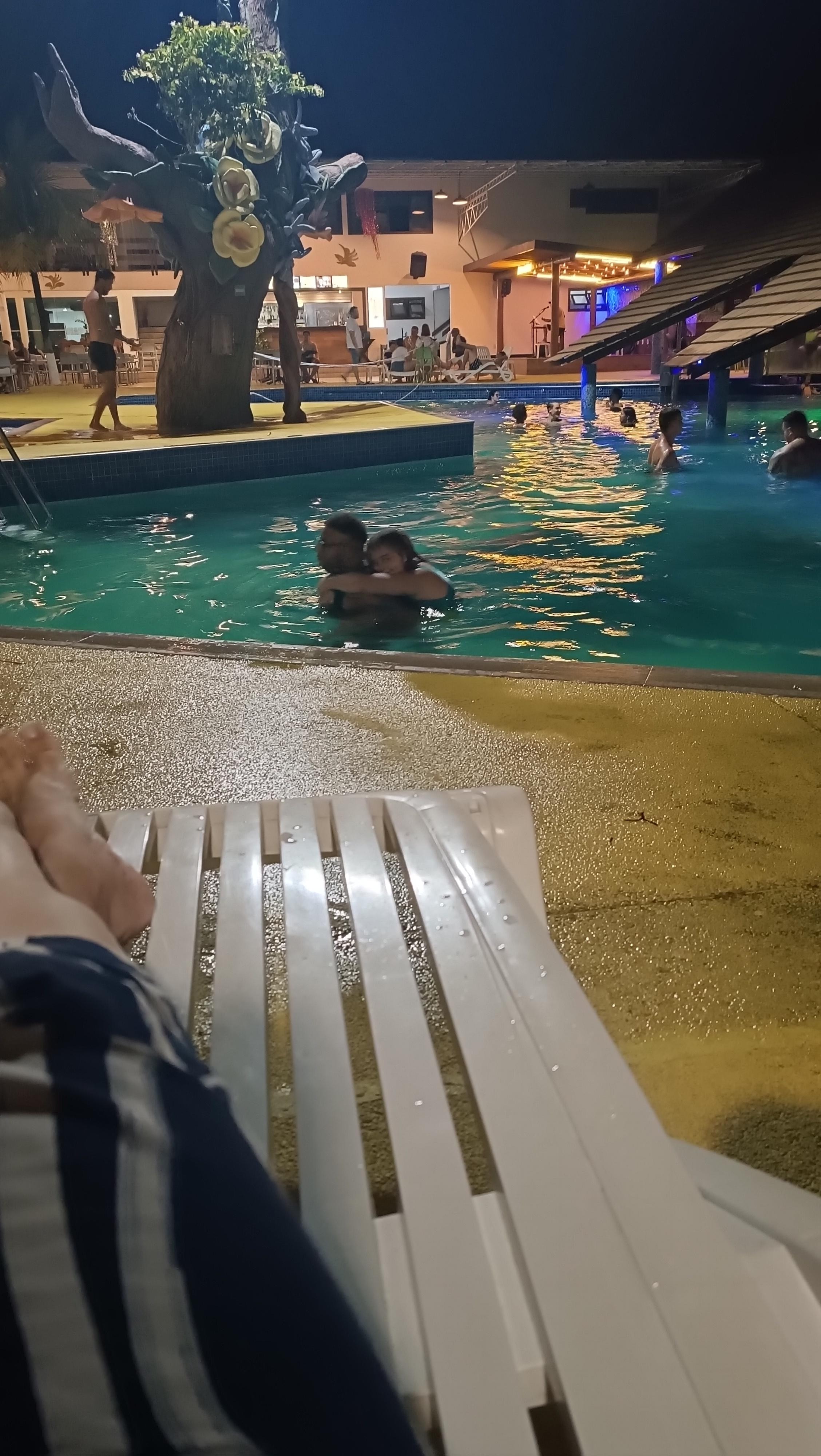Piscina que faz parte do hotel meu esposo e filha a noite brincando na piscina.....foi maravilhoso....construindo memórias em um lugar lindo e aconchegante.