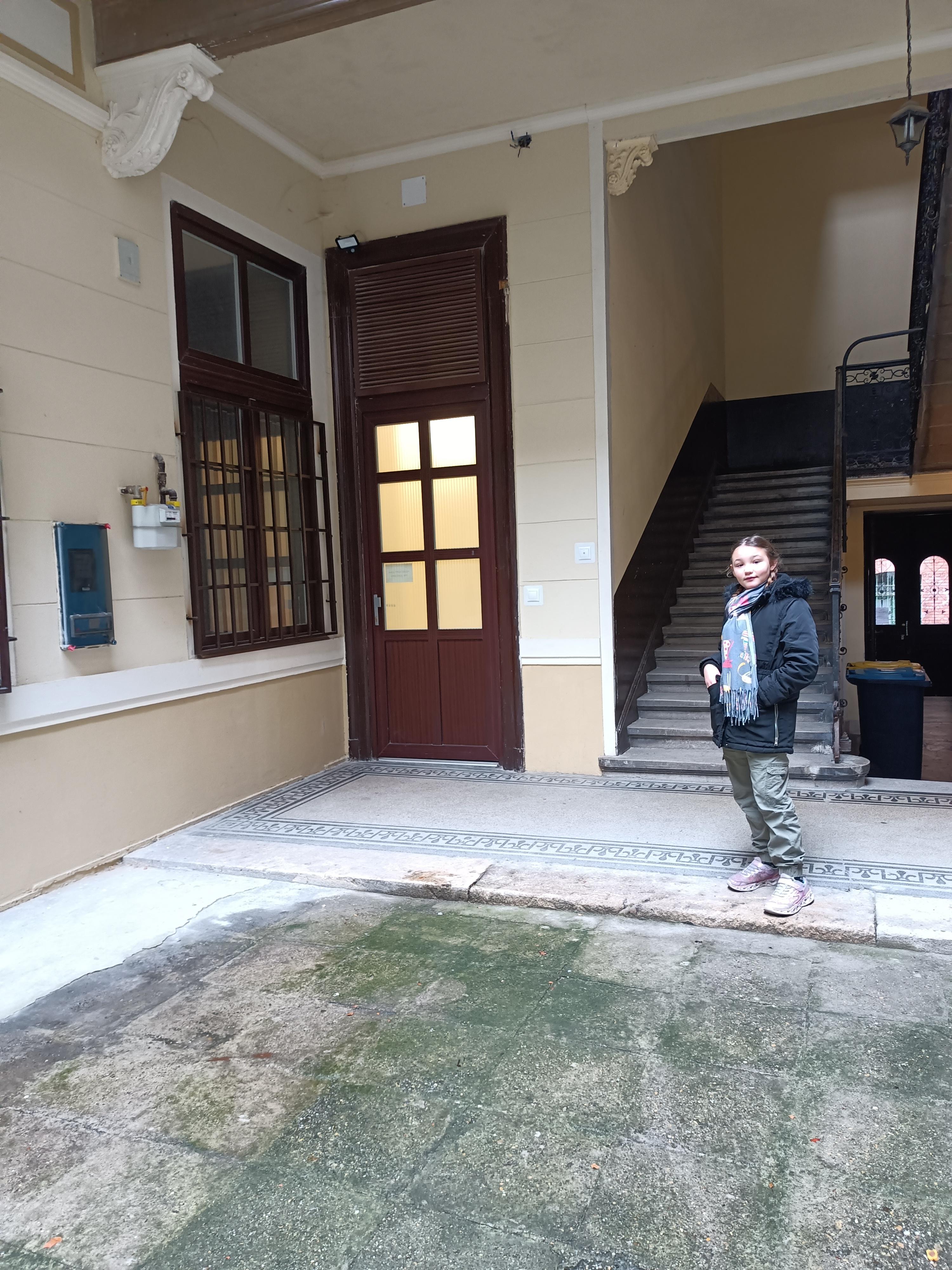 Courtyard entrance to studio flat2