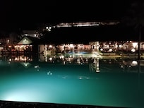 Piscine avec un des restaurants en arrière plan