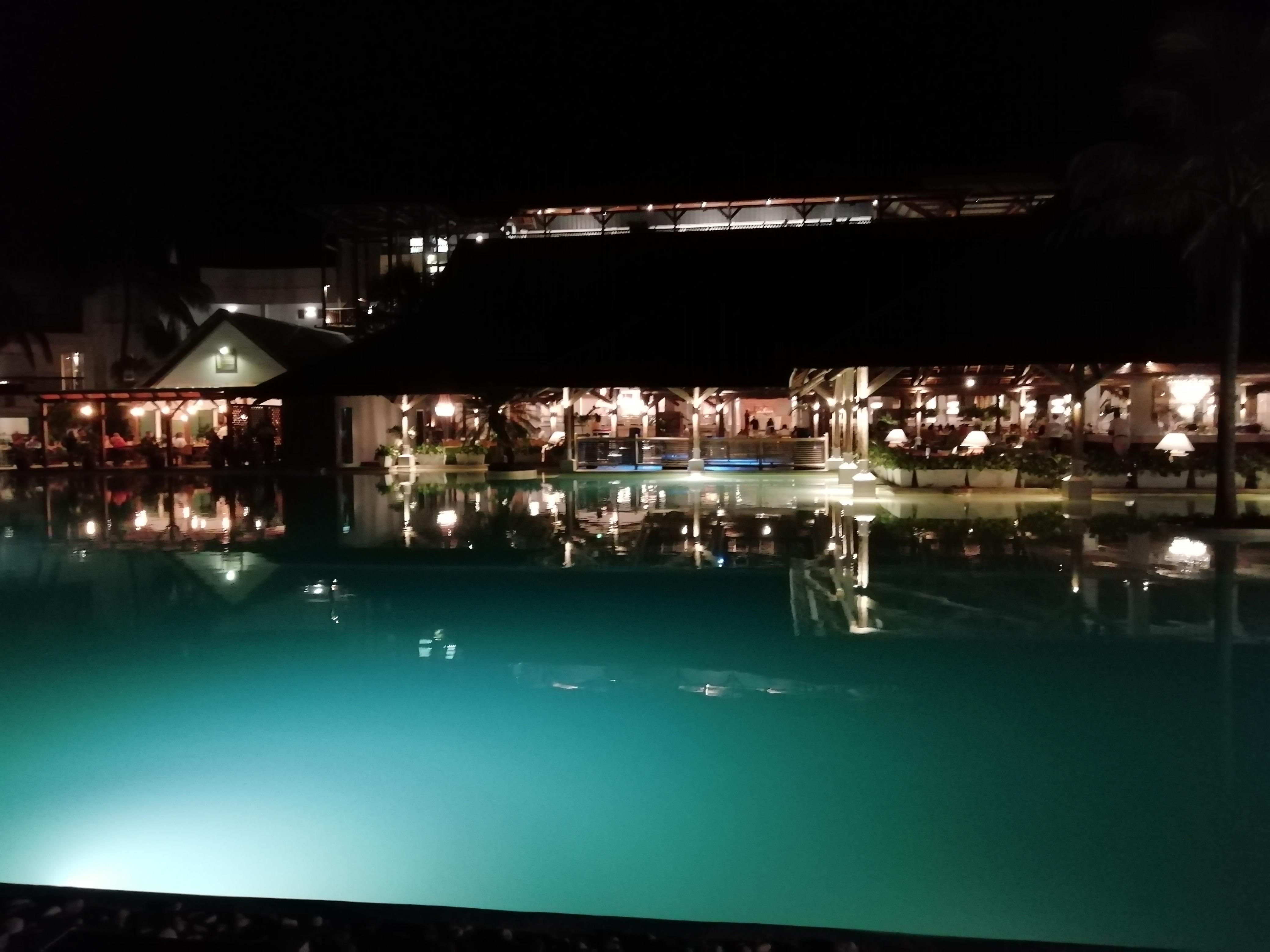 Piscine avec un des restaurants en arrière plan 