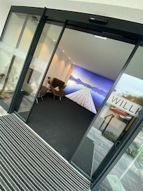 Eingang vom großflächigen Parkplatz