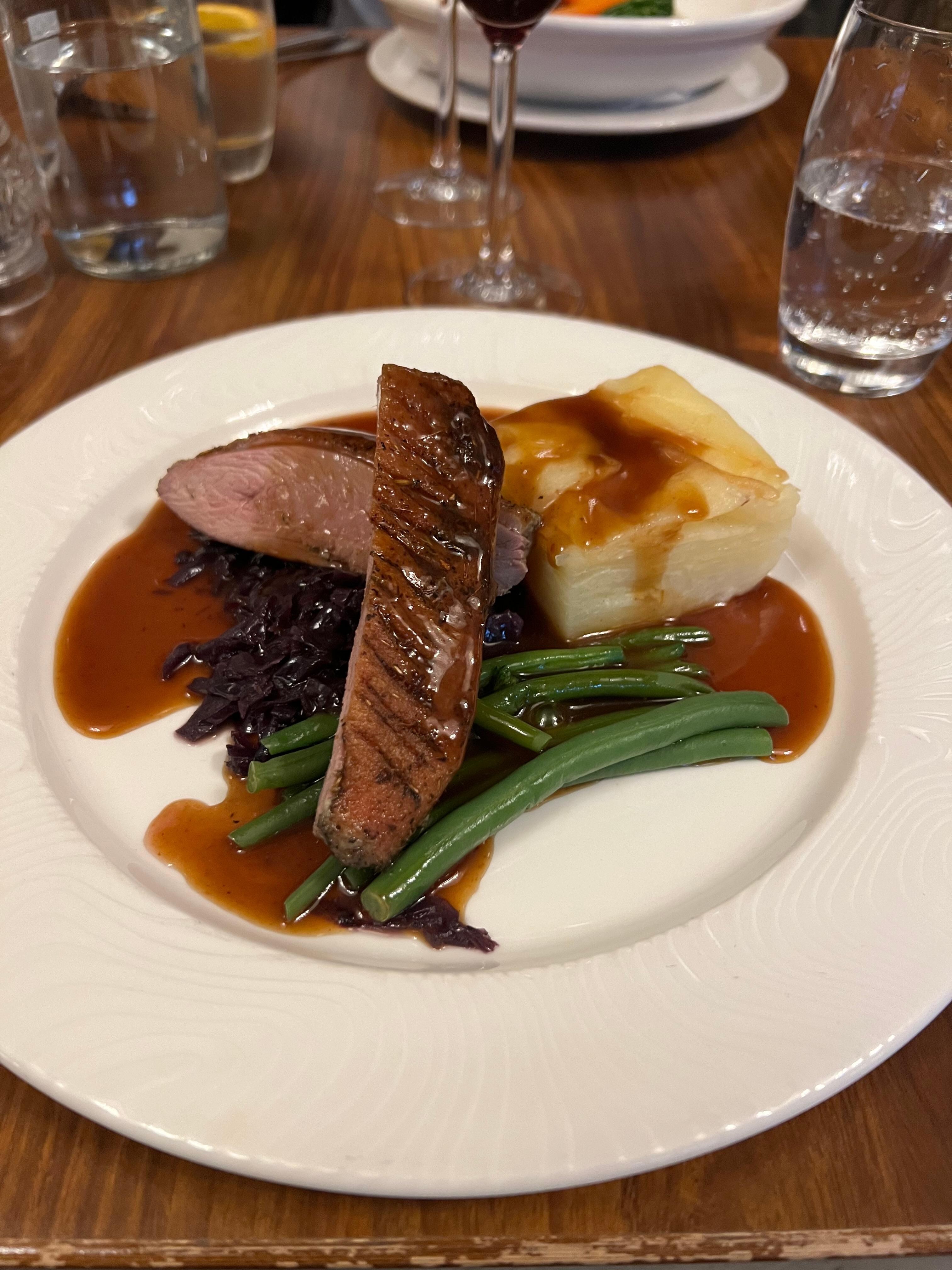 Lækker and i restauranten 