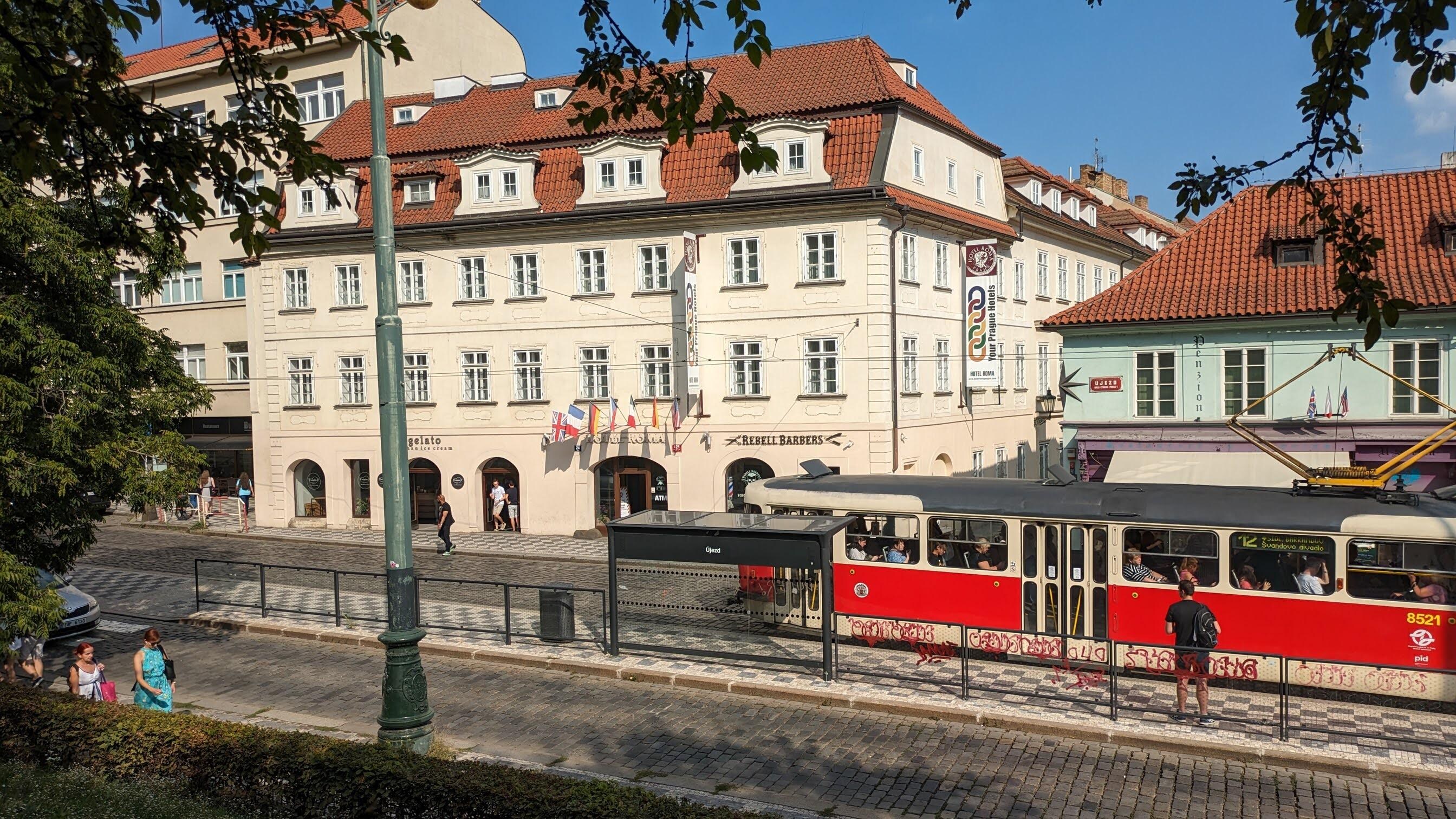 Hotel Roma med sporvogn ved stoppested