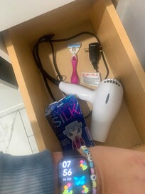 2 used razors included in drawer