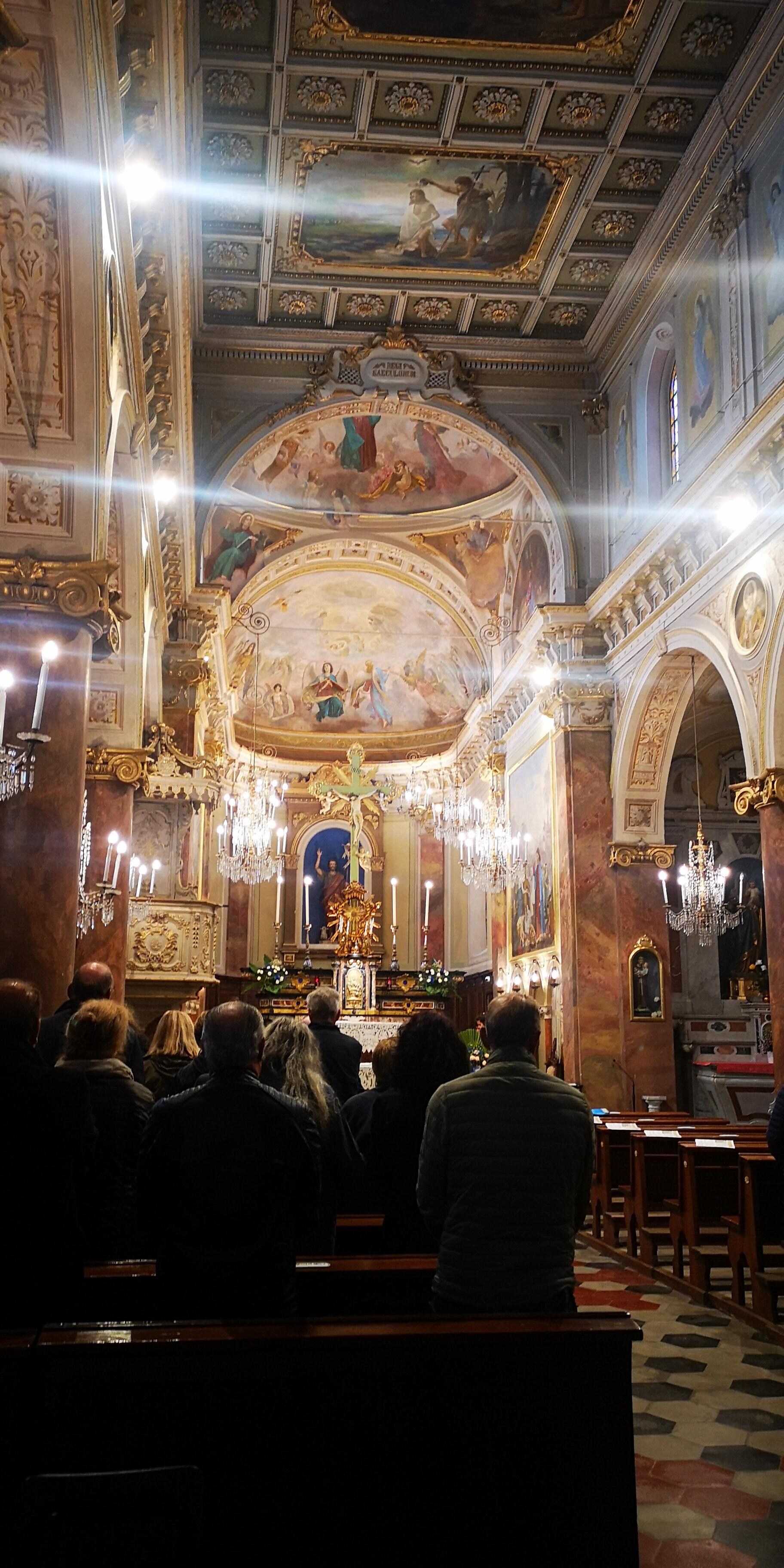 La funzione domenicale nella Chiesa nella Piazza dell'albergo.