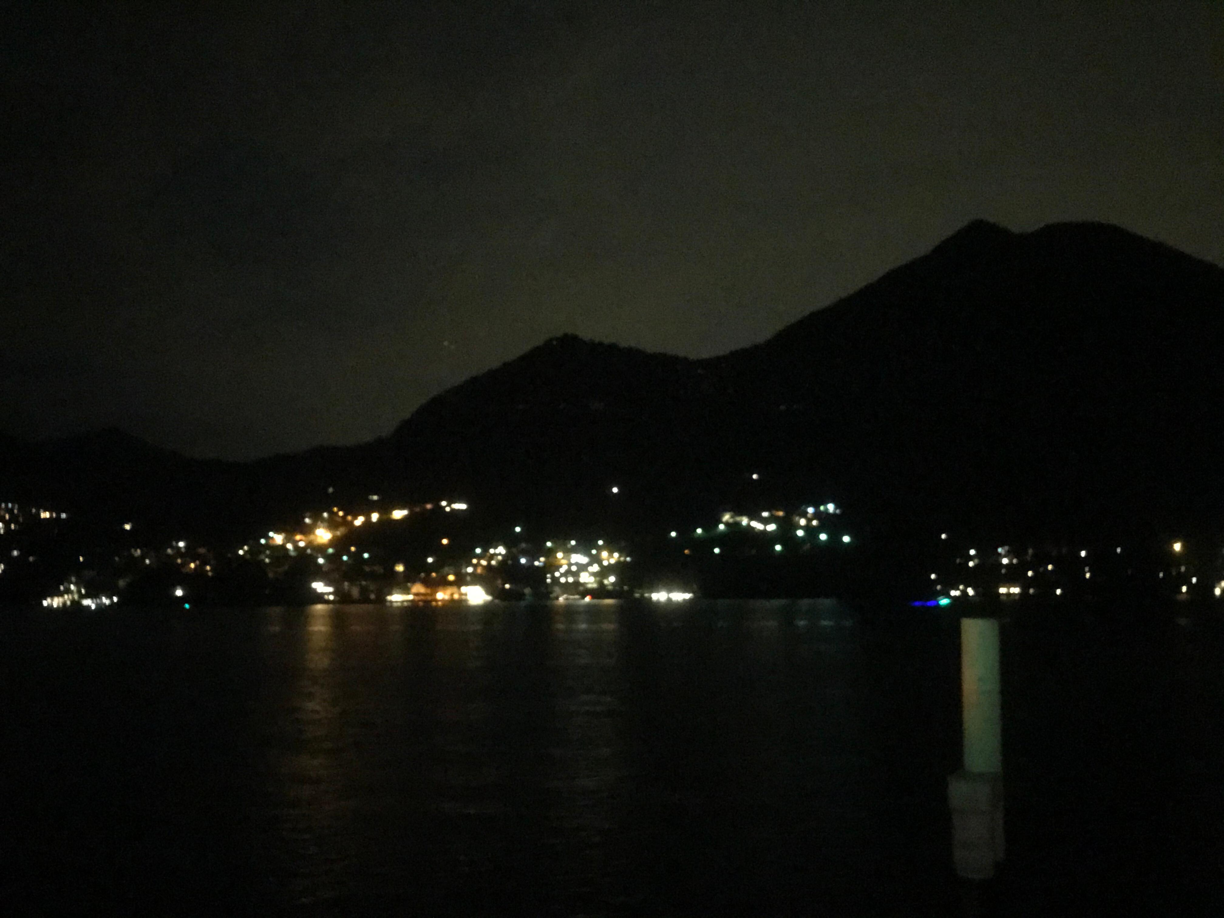 Het meer bij nacht