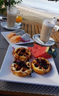 Här är bara en liten del av vad som erbjöds på frukostbordet