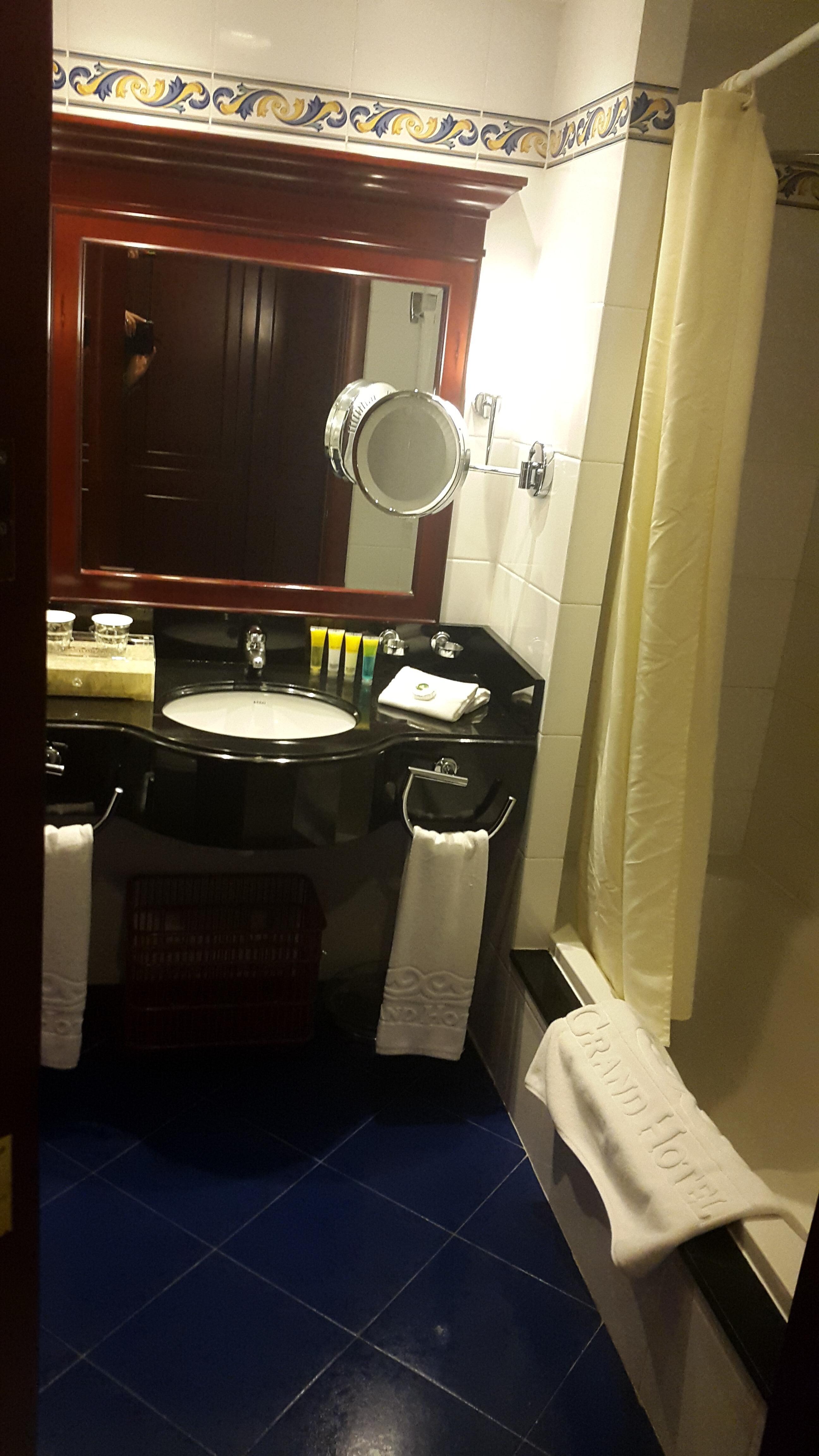 Badkamer met ligbad en toilet. Tevens diverse toiletartikelen aanwezig