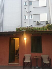 Annexe au fond de la cour