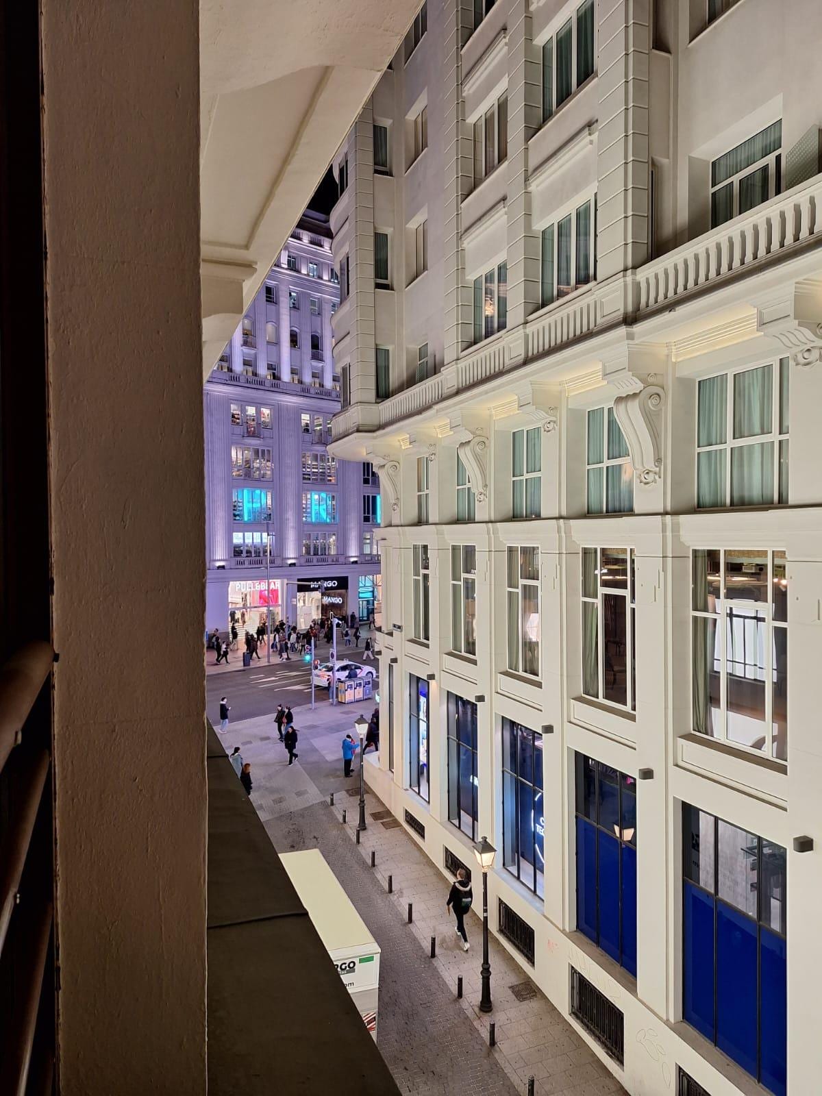 Vista da rua do hotel (ao fundo, está a Grand Via)