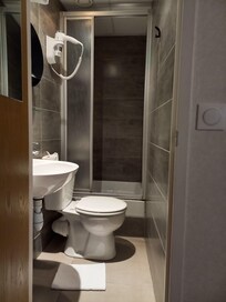 WC direkt vor der Wand, selbst mit 170 cm Größe muss man quer sitzen