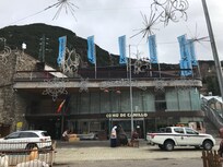 Defronte ao acesso para o meio de elevação às pistas de esqui.