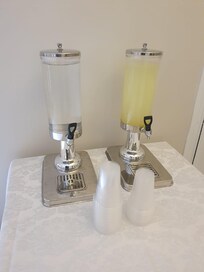 PARA MUESTRA UN BOTON UN ASGUA DE LIM,ON SIN AZUCAR Y EN VASOS DE PLASTICO PARA ALGO QUE TE VENDEN COMO UN PALACIO