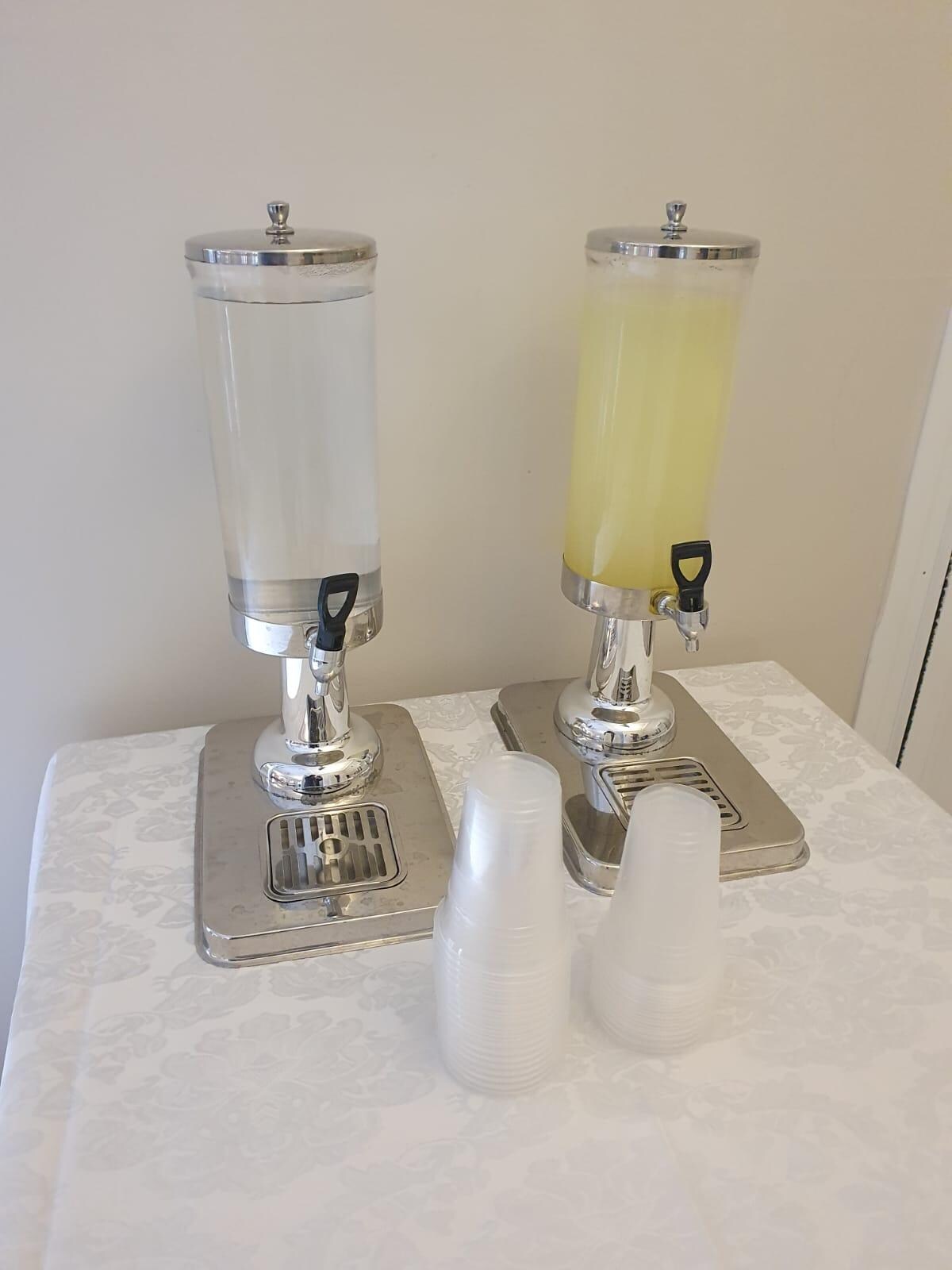PARA MUESTRA UN BOTON UN ASGUA DE LIM,ON SIN AZUCAR Y EN VASOS DE PLASTICO PARA ALGO QUE TE VENDEN COMO UN PALACIO