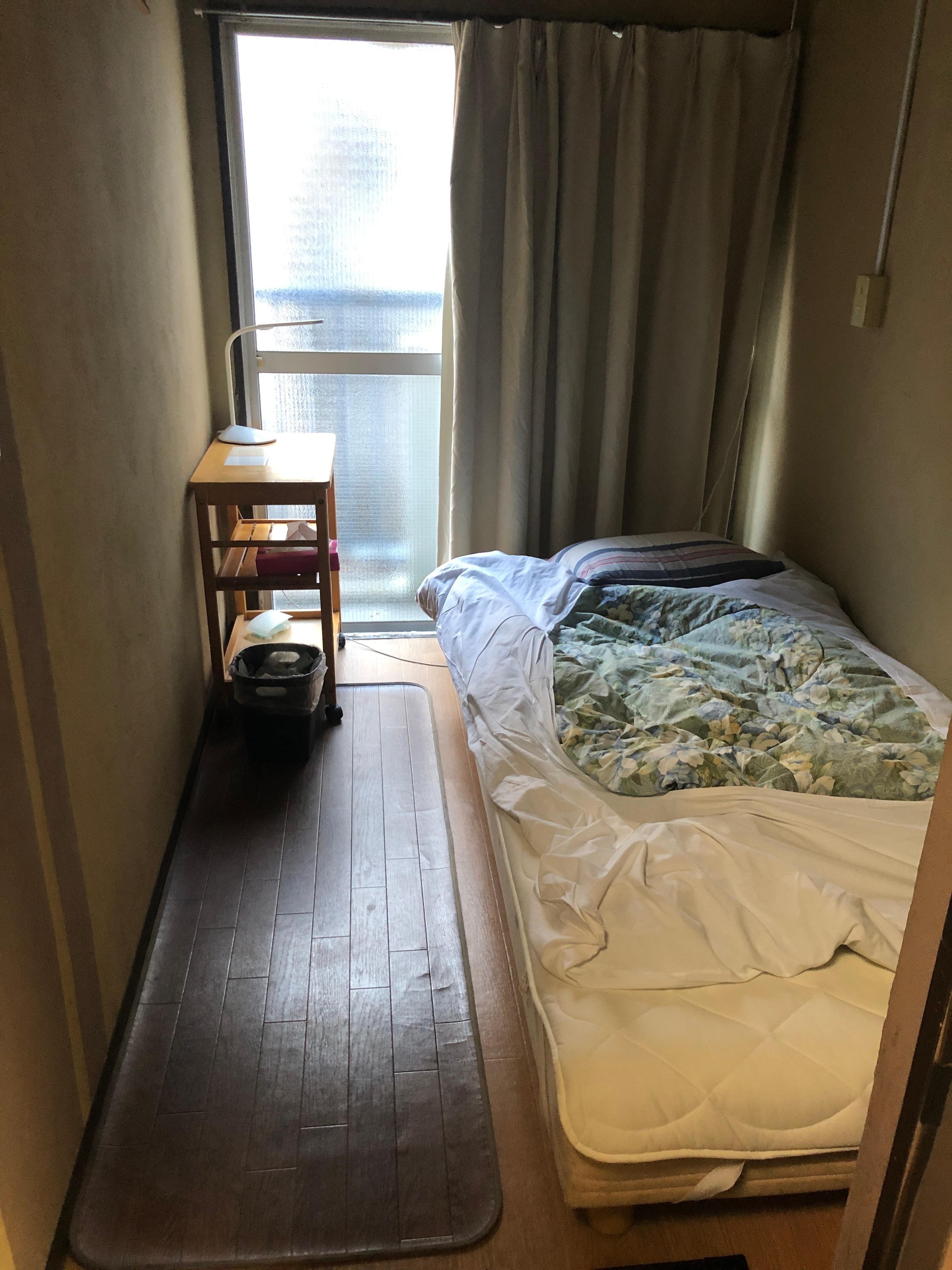 部屋のドアから部屋全体を写した(チェックアウト時なので布団がやや乱れています)