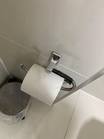 Også toiletrulleholderen var tapet sammen
