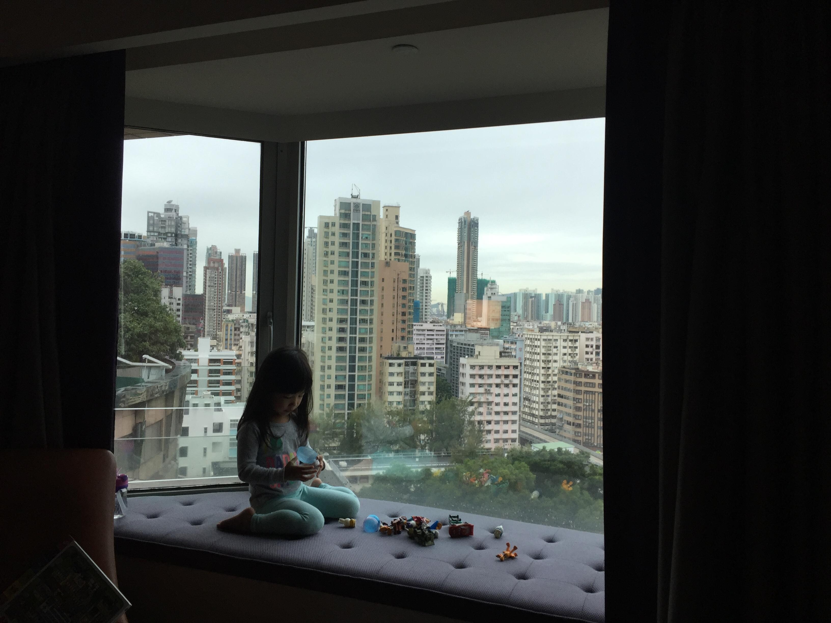 Sitting area doubled as playarea for kid