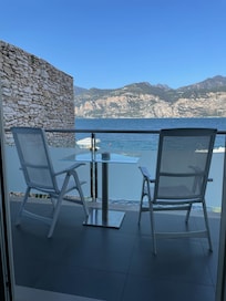 Balkon (1. Stock) der Juniorsuite im Anbau links.
