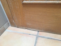 Bas de porte pourri par lâhumiditĂ©