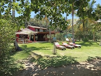 Jardim em frente ao mar da pousada