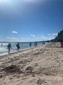 Strande 2 min från hotellet.